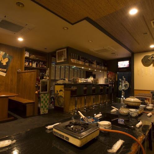 カウンター席とテーブル席のお席をご用意しております◎レトロ感あふれる店内で、特別なひとときをお楽しみください♪あったかい鍋を囲む宴会や、カウンター席でのサクのみもおすすめです！心も満たされる料理と、心地いい雰囲気の居酒屋にぜひお越しください☆気取らない雰囲気の店内にて【夢邸】のこだわりをご堪能あれ！
