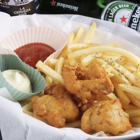 [Fish and Chips] Enjoy over 100 types of drinks as well as snacks that go well with alcohol♪