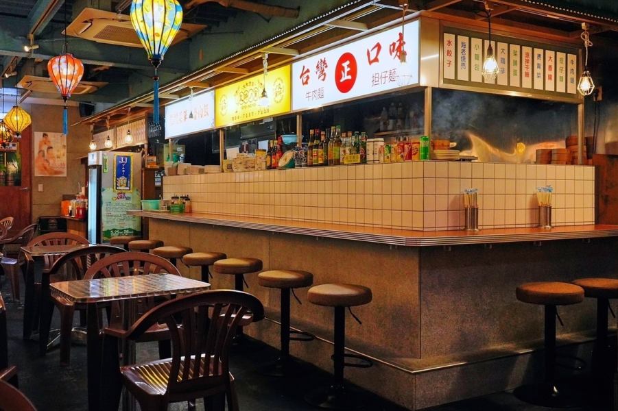 【柏駅から徒歩5分】店内は夜市の雰囲気を感じる映え空間！飲み会、女子会やご宴会まで様々なシーンでご活用いただけます♪お仕事帰りにふらっと立ち寄って、お一人様でもお気軽にどうぞ◎17時から19時が狙い目です！貸切や大人数利用の場合は、お電話にてご相談承ります！