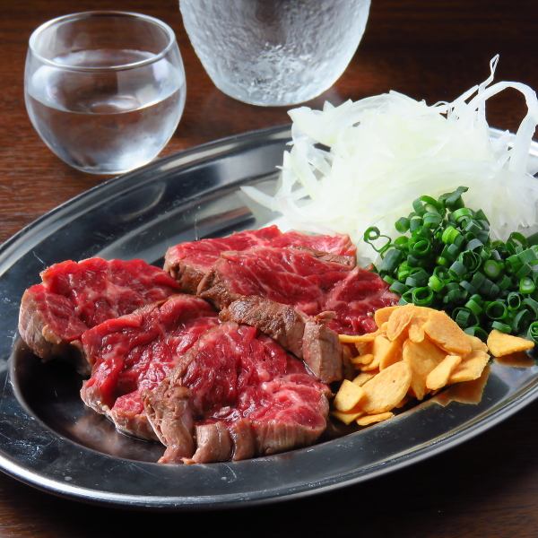 【牛ハラミたたき刺し】お肉の旨味を味わう！