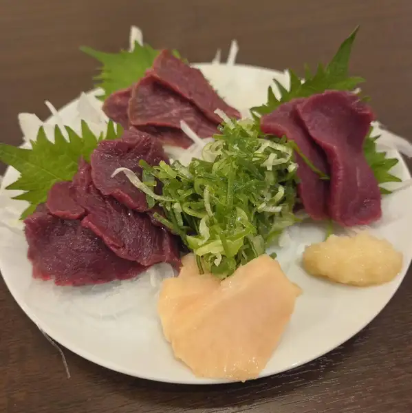 鮮度が旨さを語る。本格馬刺し4点盛り。
