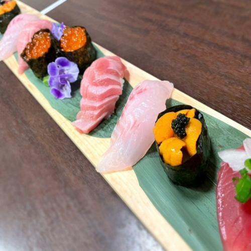 お寿司はベーシックな握り寿司/手毬寿司のような「おちょこ寿司」でのご用意!旬の魚を握ります☆