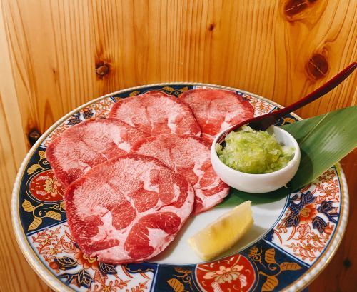 [Beef tongue with green onion salt♪] Thinly sliced beef tongue and homemade green onion salt go great together◎980 yen
