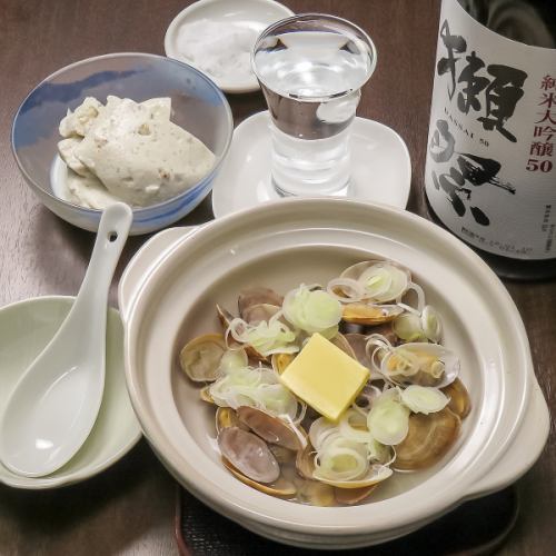 お酒に合う一品！              　　人気の蕎麦豆腐税込380円！　　　　　　あさりの酒蒸し税込380円！