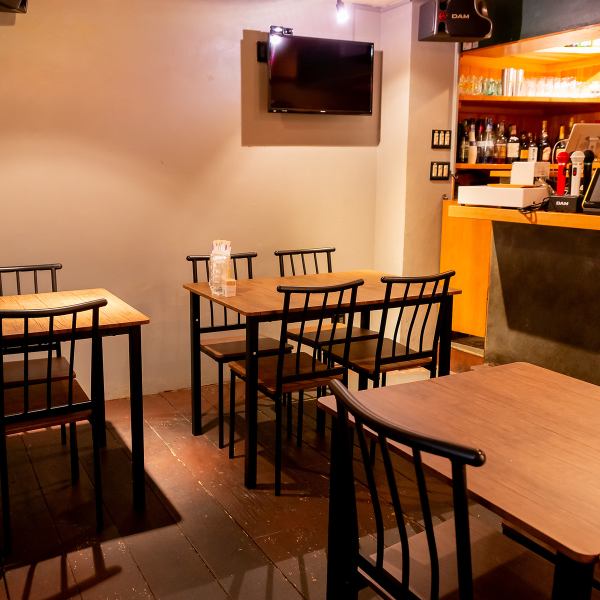 京都の中心地の路地裏にある隠れ家のカジュアルなお店。カジュアルな雰囲気の店内は、会社帰りのサラリーマンやOL、地域の方とのお食事に最適。肩肘張らずにお越しください♪