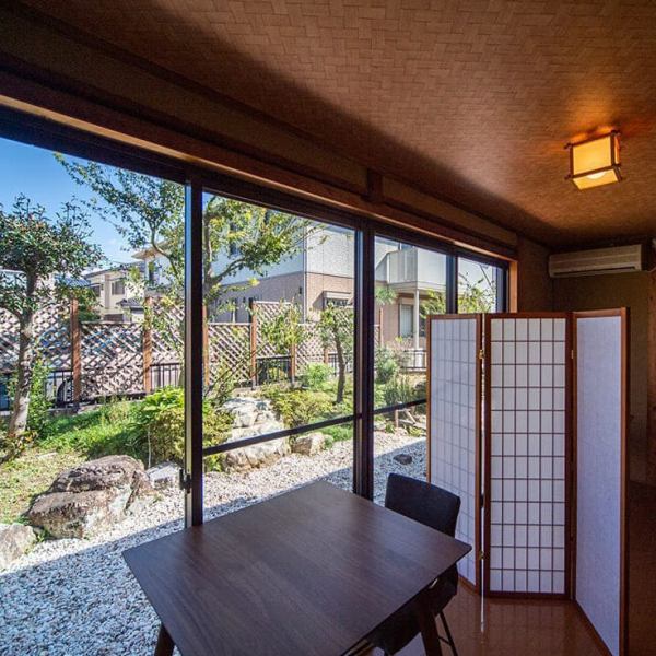 木の造りを中心とした和モダンな店内は、木の温もりが感じられる落ち着いた雰囲気。店主こだわりの料理を堪能するのにピッタリな空間です。幸せなひと時をお過ごしください♪