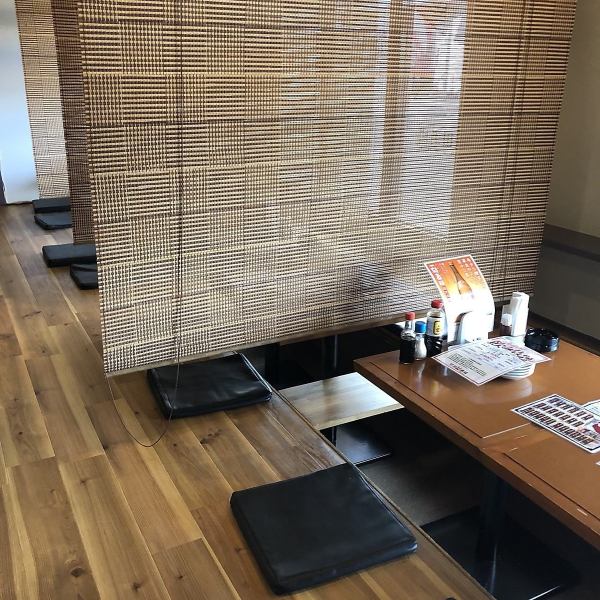 [Space of blinds す] The table seats are divided by blinds, so you can enjoy your meal without worrying about the surroundings.If you have a large number of people, it is possible to use a blind. Use the courses for banquets, so please feel free to make a reservation.