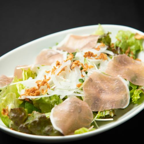 Japanese-style salad with prosciutto and onion