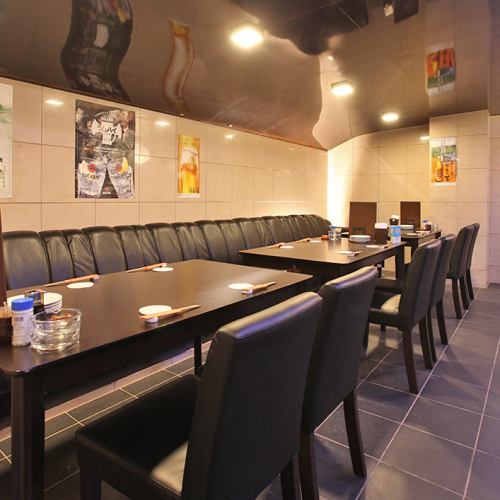 A semi-private room that can seat up to 15 people is a calm sofa seat.Please enjoy luxurious dishes prepared by the owner chef in a relaxing space.