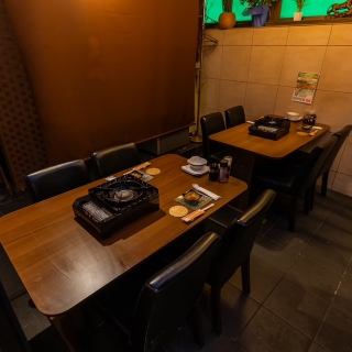 ゆったり空間の落ち着いた雰囲気のテーブル席でお食事ができます。