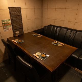 パーテーションで仕切りをして8名様まで座れる半個室ソファー席・パーテーションを取り外せば12名様まで座れます。