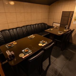 15名様まで座れる半個室席は落ち着いたソファー席。オーナーシェフが作る贅沢料理とゆったり空間で満喫して下さい。