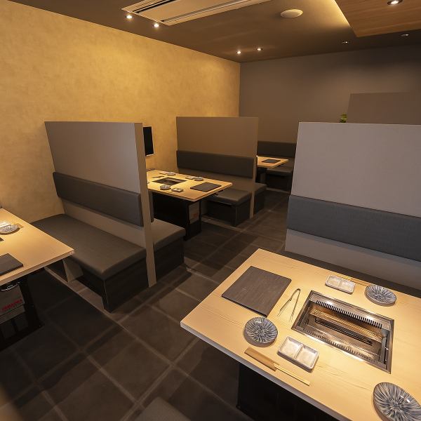 落ち着いた色調のインテリアで統一され、くつろぎの空間を演出♪個室にはテレビが完備されており、スポーツ観戦を楽しみながら食事ができるのも魅力♪洗練されたデザインの席に座ることで、特別な食事のひとときをより一層引き立てます！静かな環境の中で、厳選された黒毛和牛を味わう贅沢な時間をお楽しみください！
