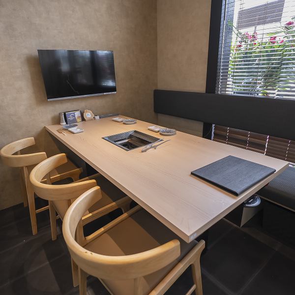 当店は、様々なシーンに対応した多彩な席をご用意しています♪個室はプライベートな空間を重視し、少人数から大人数まで対応可能です！特別な日や家族の集まりにも最適な空間で、ゆったりとした時間を過ごせます！誕生日や記念日には、サプライズデザートプレートもご用意いたします♪