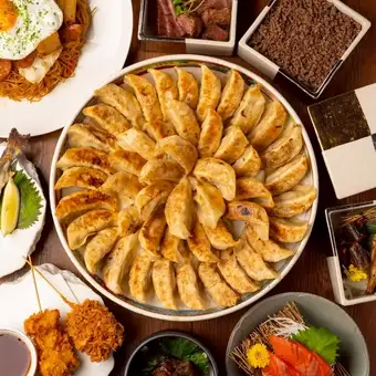 【当店No.1人気!】溢れるチーズ!鉄板チーズ餃子コース《3h飲み放題×7品4000円》