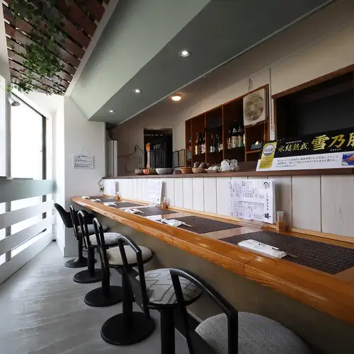 <p>おひとり様・少人数で使えるカウンターは、店主と会話を楽しめる特等席。お酒の相談も気軽にでき、一人飲みや少人数に最適です。テーブル席もあり、友人やカップルにもおすすめ。落ち着いた雰囲気の中、ゆっくりとした時間を過ごせます。(リピーター様には隠れアイテムがあるかも?)</p>