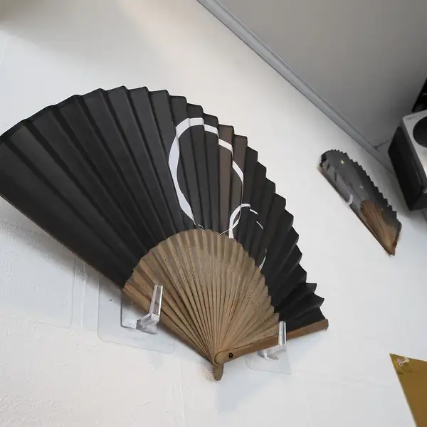 店内はジャズが流れる落ち着いた空間。カウンターでは店主との会話を楽しみ、ソファー席ではグループでのんびり過ごせます。ご家族連れには個室をご案内するなど、シーンに合わせた対応も可能。リラックスできる雰囲気づくりを大切にしています。