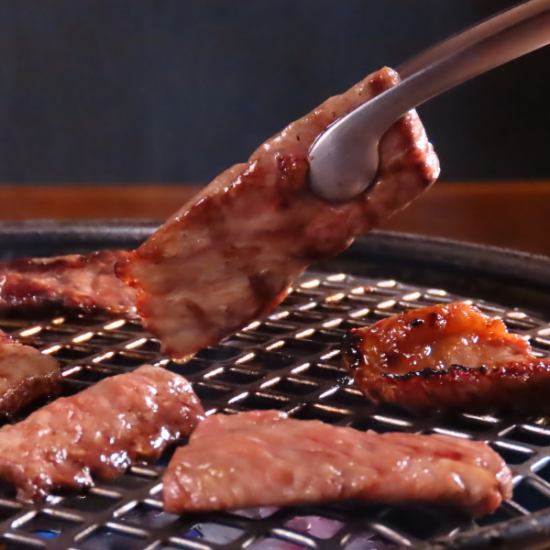 Enjoy the famous [Torokori Tonchan] meat, which is eaten by dipping hormones into egg yolk!