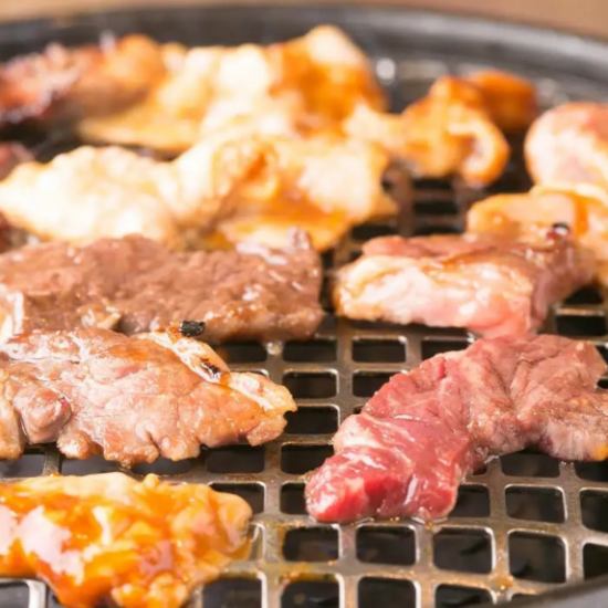 ホルモンを卵黄につけて食べる名物【とろコリとんちゃん】肉を思う存分食べつくせ!!