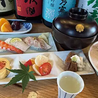 【美味套餐】包含13道菜，其中包括5種採用豐洲市場當季魚類烹製的握壽司，以及主廚精心準備的其他精緻菜餚 | 30種清酒2小時暢飲：8,800日元