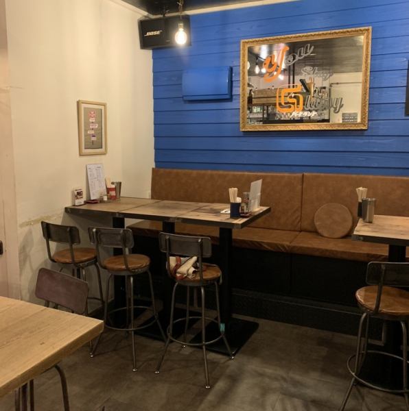 店内奥には最大10名様までご利用頂けるテーブル席をご用意。各種宴会にもご利用頂ける飲み放題付コースなど、お客様のご予算やご要望に応じてコースのご用意も可能です◎気になるお客様はお気軽に当店までご相談ください！