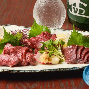 Assortment of 4 pieces of horse sashimi