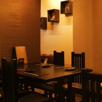 进入商店后,你会看到一排排的桌椅!