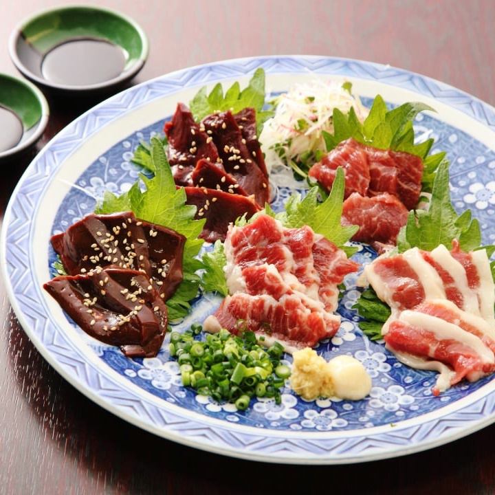 熊本県産の鮮度抜群の馬刺しをはじめ豊富なお肉料理もご用意!