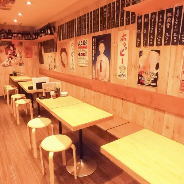 広々としたテーブル席もございます。カップルやサラリーマン、女子会、ファミリーでのご利用など様々なシーンに対応致します。木を基調としたあたたかい印象なので、ゆっくり会話も楽しみたい宴会にもオススメです！新鮮な素材とお酒と食事を楽しむ大人の時間をお過ごしください!!