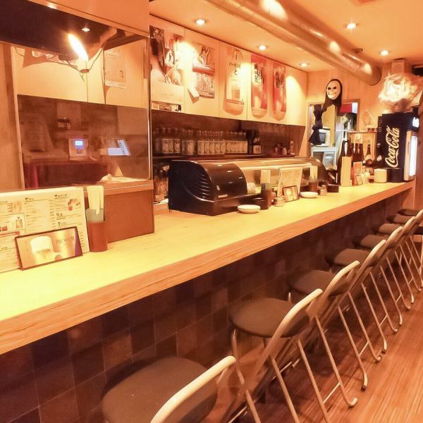 カウンターでしっぽりと、テーブル席でわいわいと、ワインをお好みのシーンに合わせてお楽しみいただだけます！備長炭でじっくりと焼き上げたアツアツの焼鳥とワインの相性は抜群！