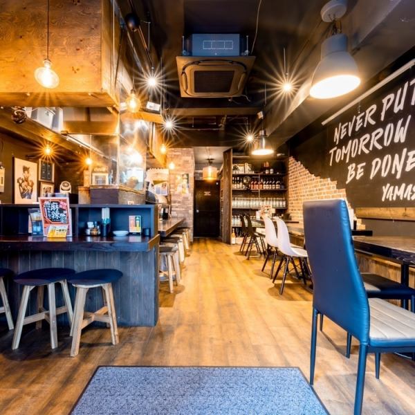 白と黒を基調としたクールな雰囲気のテーブル席をご用意◎飲み放題付きコースをご用意しておりますので、ぜひ女子会や宴会にご利用ください♪また、15名様以上で貸切利用も可能です！大型プロジェクターもございますので、スポーツ観戦などにもぴったりです◎大迫力の映像とおいしい料理で盛り上がること間違いなし♪