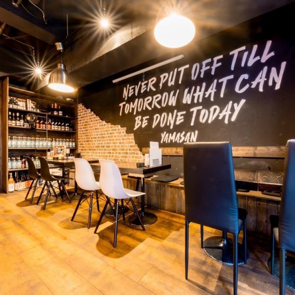 レンガ造り風のモダンな店内♪お一人様での飲みからご宴会まであらゆるシーンでご利用いただけます！テーブル席から様々なお酒を置いた棚をご覧いただけます。串焼きやもつ煮込み以外にもお酒に合う料理をたくさんご用意しておりますので、ぜひそれぞれペアリングをお楽しみください◎