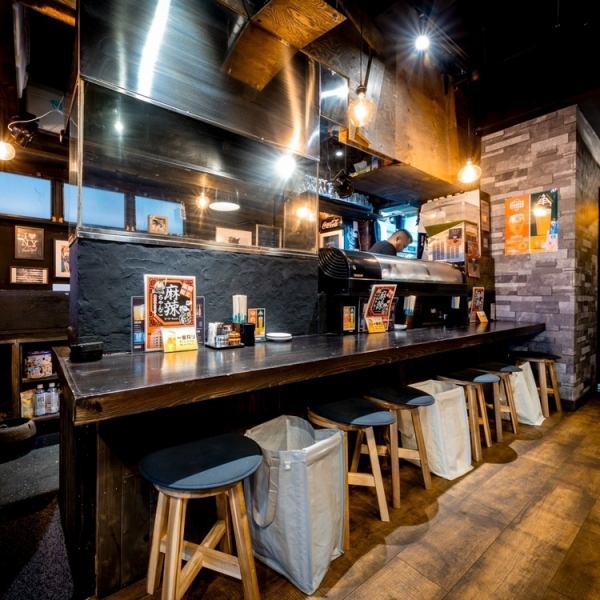 全20席のカウンターは大きなコの字型になっており、全席から焼き台をご覧いただけます！備長炭でじっくり焼き上げる様子をお楽しみください♪レンガ造り風のおしゃれな店内は、デート利用にもおすすめ。もちろんお一人様のご利用も大歓迎です！0時まで営業しておりますので仕事終わりのサク飲みにもぜひご利用ください◎