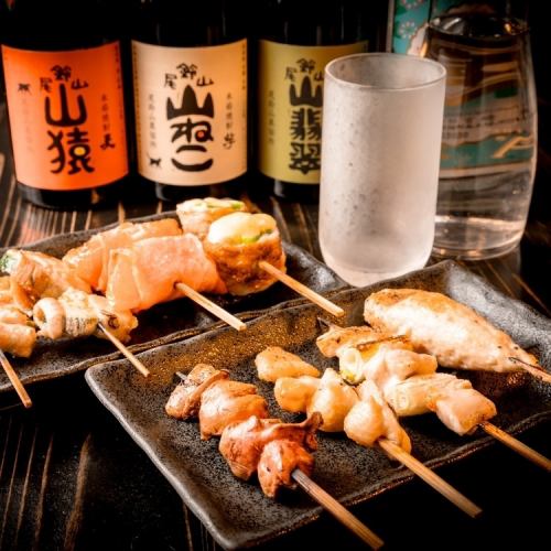 新鮮な鶏や豚肉を備長炭で焼き上げる串焼き◎