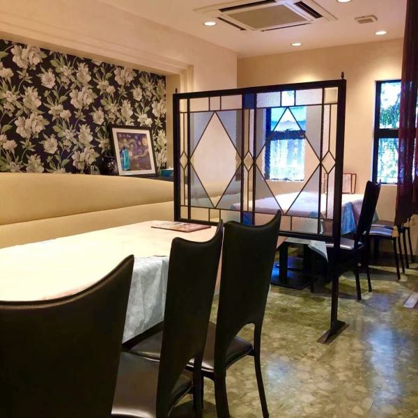 In the back of the store, we have a semi-private room that can seat up to 20 people.(There are partitions such as glass doors) You can use it for various occasions such as anniversaries with loved ones, birthdays, dinners, entertainment and other various banquets.Please feel free to contact us as we will be happy to discuss reservations.