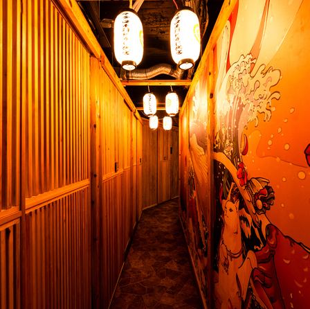 少人数様でのご宴会は勿論、団体様でのご要望にもお応え出来るように広々個室席も完備♪大人数様でのご宴会にぴったりのテーブル個室席は90名様までご案内可能です◎団体様でのご予約の際に必見の幹事様分全額無料になるといったお得クーポンもご用意しておりますので、各種ご宴会を心ゆくまでお楽しみください♪