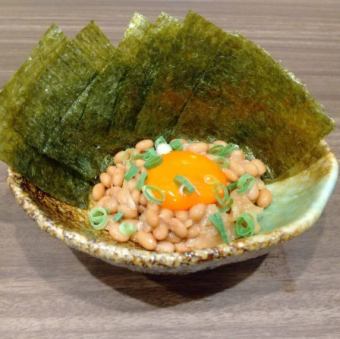 纳豆配碎蛋黄和海藻