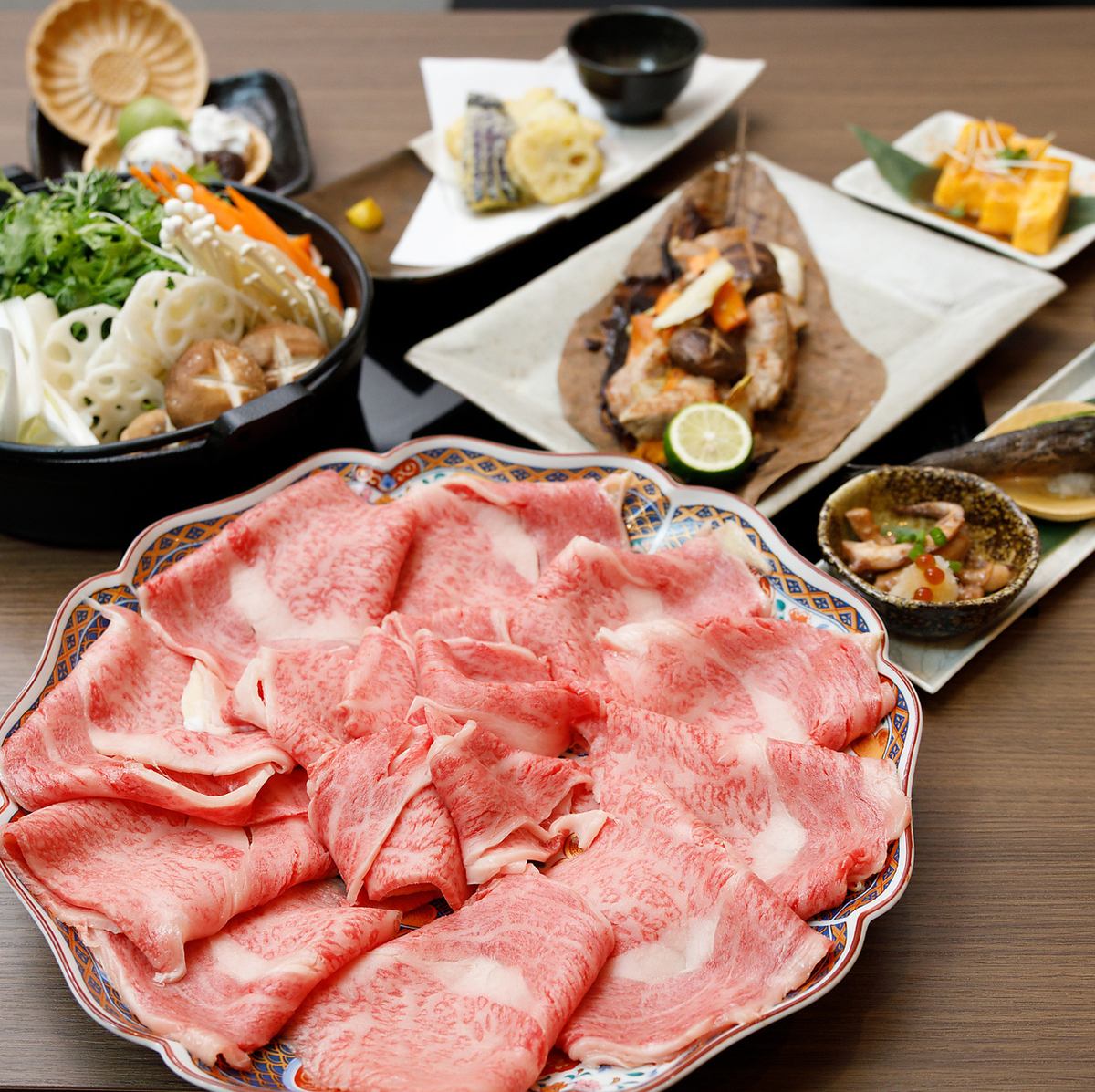 木の温もり感じる和モダン空間で地元鍋料理を満喫