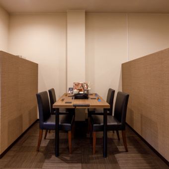 4名用のテーブル席は、仕切り付きで程よくプライベート感のあるつくり。家族利用や親しい友人との食事に適しており、ゆっくりと落ち着いた時間が過ごせます。鍋を囲んで味わう地元食材のコースが人気です。