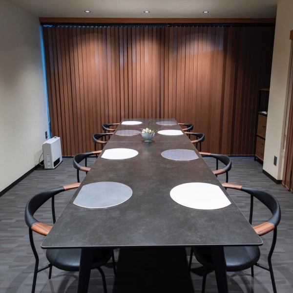 人数に合わせてご案内可能な半個室をご用意。大切な接待や会食にもぜひご利用ください。宴会はカウンター席と合わせて19名様まで対応可能。宴会のご相談などはお電話にてお願いいたします。※混雑時、2名様はカウンターでお願いする場合がございますので、ご了承ください。