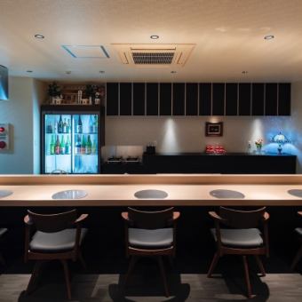 カウンターと半個室を貸し切ることで、19名様までの宴会が可能です。会社の宴会などの団体様にも最適。人数等、お気軽にご相談ください。