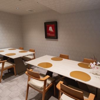 プライベート感を重視した特別な完全個室。裏口から他のお客様のお目にかかることなくお部屋に入れるルートもございますので、大切な方へのおもてなしや接待にもおすすめです。
