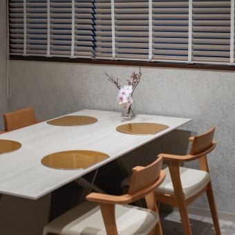 白を基調とした高級感のある完全個室をご用意。周囲を気にすることなくお食事が楽しめる空間は、誕生日や記念日などの特別なシーンにも最適です。