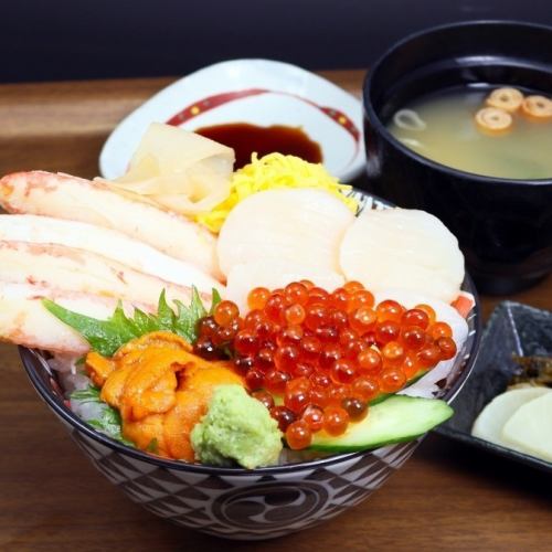 Crab, sea urchin, salmon roe and scallop rice bowl