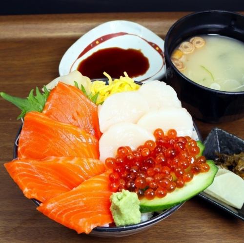 Salmon, salmon roe and scallop rice bowl