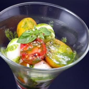 [From various parts of Hokkaido] Mozzarella and cherry tomato cocktail with basil sauce