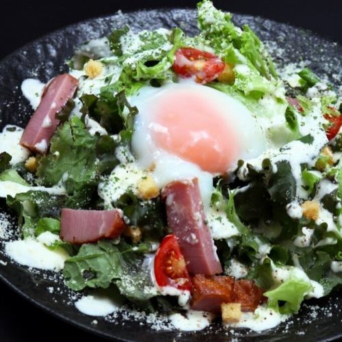 厚切りベーコンとグリーン野菜の温玉シーザーサラダ
