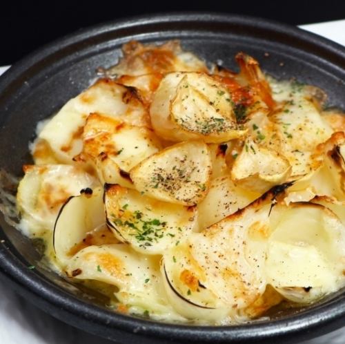 月光百合根与奶酪一起烤制在陶瓷盘上