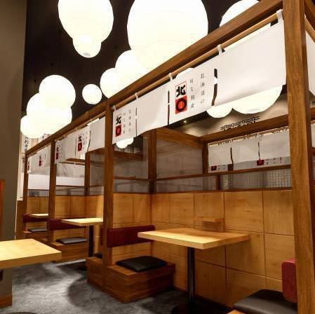 【テーブル】2名様～4名様のお席です。隣のお席と繋げて最大40名様のご案内が可能です。会社宴会や接待、ご家族でのお食事、女子会、誕生日・記念日、各種ご宴会、様々なシーンでご利用ください。