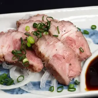 自慢の一品 ラム肉のたたき